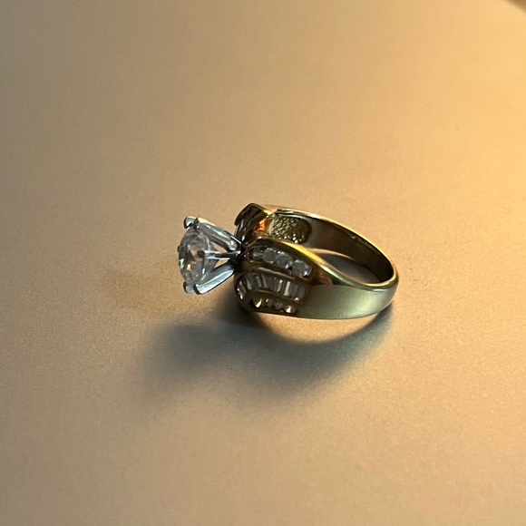 Gorgeous 925 Gold plated cubic zirconia ring 💍 Engagement or Wedding - Picture 5 of 7